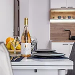 Apartment Cozy & Parking - Subject To Availability *