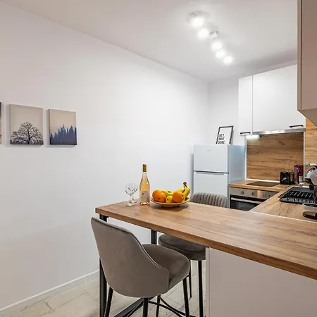 Apartment Cozy & - Parking - Subject To Availability *