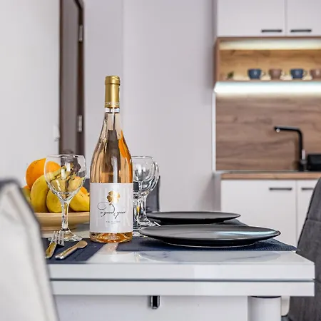Apartment Cozy & - Parking - Subject To Availability *