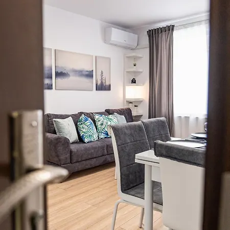 Cozy & Parking - Subject To Availability Apartment *