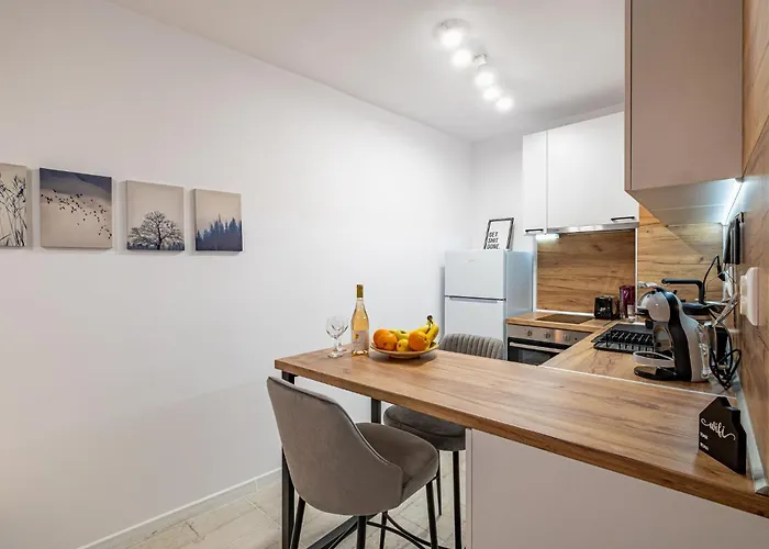 Apartment Cozy & Parking - Subject To Availability *